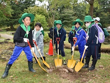スコップを手に植樹する様子2