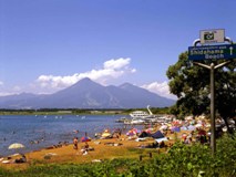夏の猪苗代湖（志田浜）